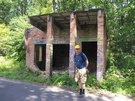 2023-07-11 Brączewo, poniemiecka fabryka amunicji, wartownia.